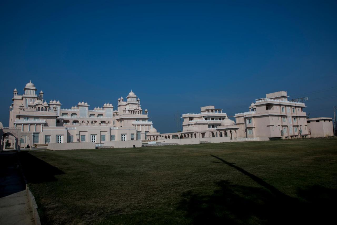 The Utopia Resort Sanchi Экстерьер фото